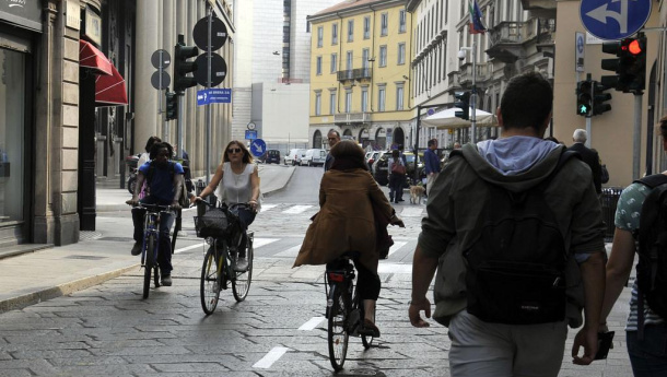 Immagine: Milano, via Brera: come va il senso unico eccetto bici? Lo abbiamo chiesto ai ciclisti | Video