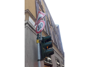Milano, via Brera: come va il senso unico eccetto bici? Lo abbiamo chiesto ai ciclisti | Video