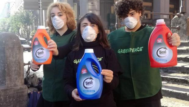 Immagine: Flashmob di Greenpeace contro lo smog, 'diesel minaccia polmoni'