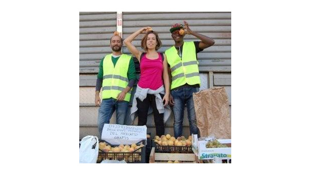 Immagine: Cibo, si regala frutta e verdure mature: progetto antispreco al mercato dell'Alberone a Roma