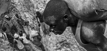 'E' la discarica in cui ho lavorato'. A Torino gli Ecomori del Ghana si ritrovano a sorpresa in una mostra fotografica