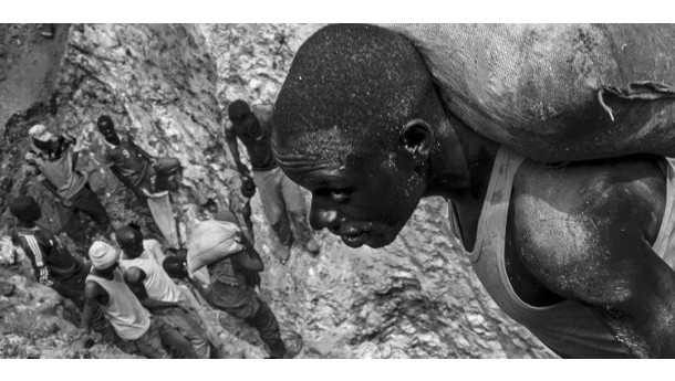 Immagine: 'E' la discarica in cui ho lavorato'. A Torino gli Ecomori del Ghana si ritrovano a sorpresa in una mostra fotografica