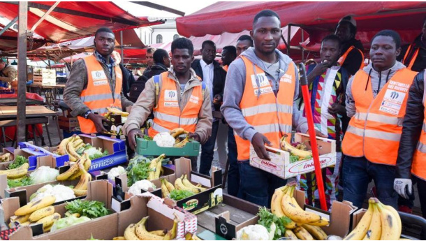 Immagine: 'Cacciatori di tesori: dai rifiuti hi-tech agli scarti del mercato', gli Ecomori su La Stampa