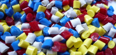 Musicaliquida: un'installazione multi-sensoriale che si avvale di plastica raccolta, selezionata e riutilizzata