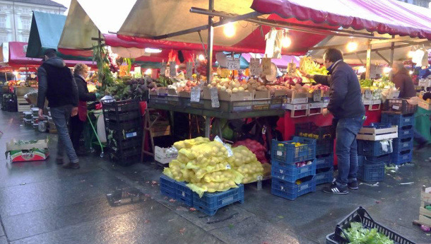 Immagine: Raccolta differenziata nei mercati a Torino, Porta Palazzo in rimonta grazie all’organico