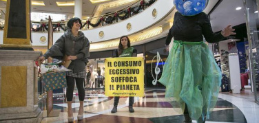 Black Friday, Greenpeace in azione a Roma contro il consumo eccessivo
