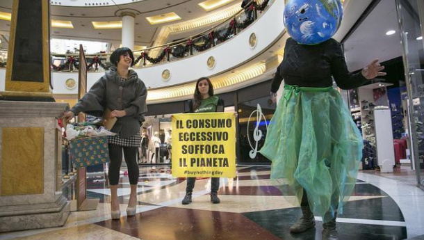 Immagine: Black Friday, Greenpeace in azione a Roma contro il consumo eccessivo