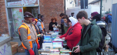 Borgo Dora, sfratto allo scambio di libri. «Sono un pericolo in caso di incendio»