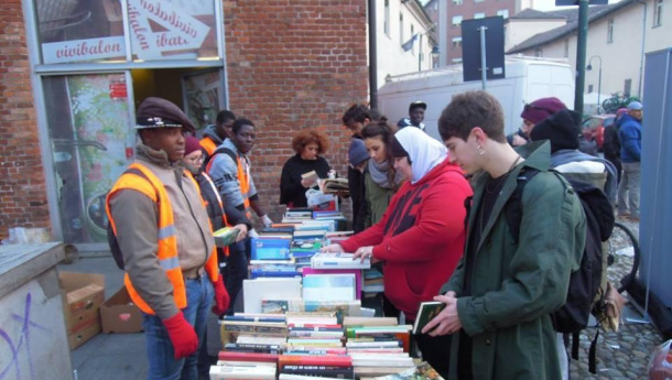 Immagine: Borgo Dora, sfratto allo scambio di libri. «Sono un pericolo in caso di incendio»