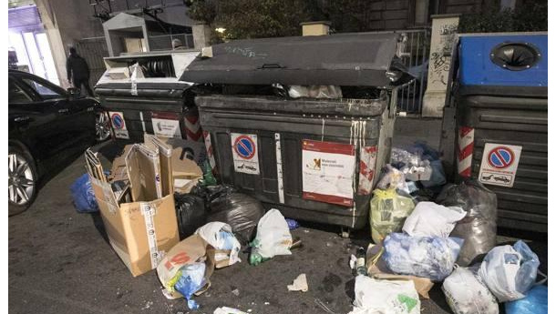 Immagine: Roma, rifiuti in strada e impianti stracolmi. Contro l'emergenza Ama al lavoro anche l'8 dicembre