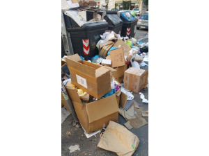Roma, rifiuti in strada e impianti stracolmi. Contro l'emergenza Ama al lavoro anche l'8 dicembre
