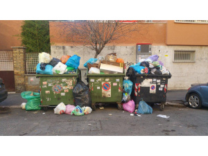 Roma, rifiuti in strada e impianti stracolmi. Contro l'emergenza Ama al lavoro anche l'8 dicembre