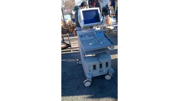 Immagine: Ecografo in vendita al mercato di Balonliberoscambio, polemica politica a Torino.  Ma l’apparecchio non è stato rubato.