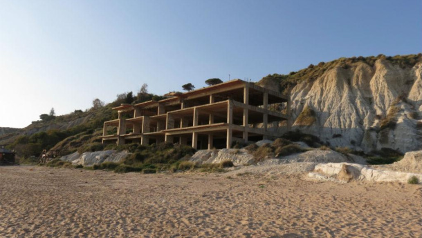 Immagine: In Puglia il 56% delle coste è urbanizzato, sia legalmente che abusivamente. I dati di Legambiente