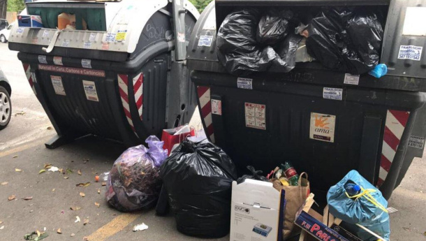 Immagine: Roma, emergenza rifiuti in IV Municipio: è la nuova terra dei fuochi, cittadini pronti all’esposto
