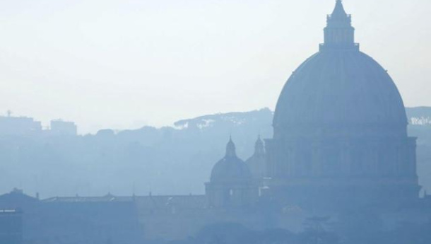 Immagine: Smog a Roma. Scatta il blocco delle auto inquinanti e in casa temperature non superiori ai 18°C fino al 5 gennaio