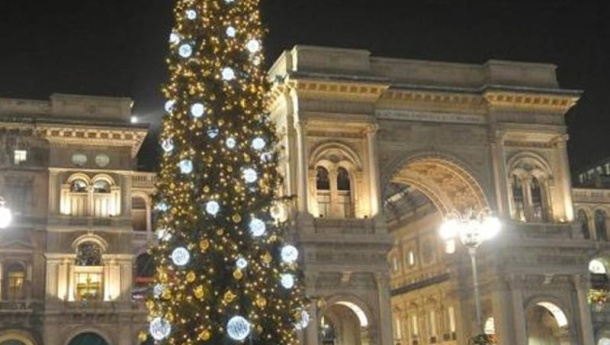 Immagine: Milano, l’albero di Natale in piazza Duomo avrà una seconda vita