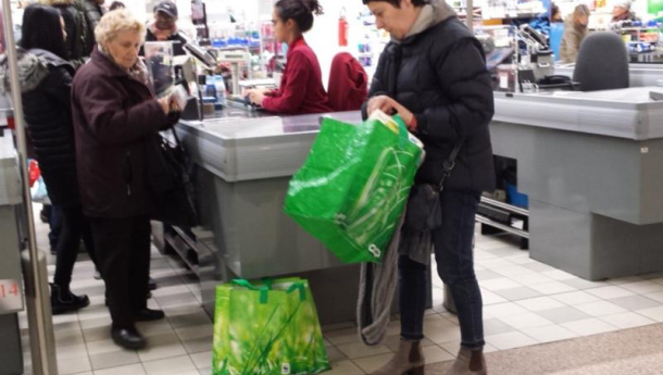 Immagine: Italiani virtuosi al supermercato: Il 64% si porta il sacchetto riutilizzabile da casa. Ecco l’inchiesta lampo di Eco dalle Città