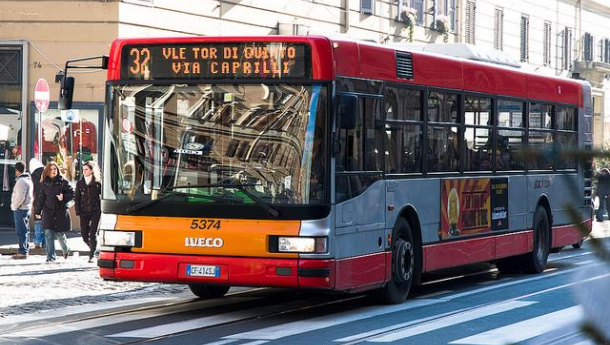 Immagine: Roma, l'annuncio della sindaca Raggi: '600 nuovi autobus nei prossimi tre anni'
