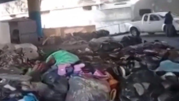 Immagine: Napoli, sequestrate 10 tonnellate tra abiti, scarpe e borse usate sottratte alla raccolta differenziata
