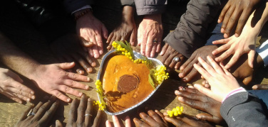 Con torta di mimosa l'Otto marzo del recupero a Porta Palazzo a Torino