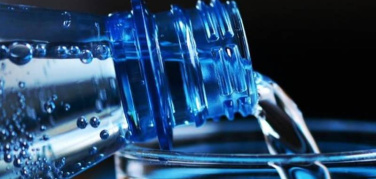 ‘Acque in bottiglia. Un’anomalia tutta italiana’: il dossier di Legambiente e Altreconomia in occasione della Giornata Mondiale dell’Acqua