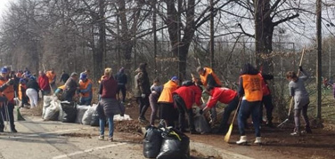 Ecomori e Sentinelle dei Rifiuti alla prima tappa del Pulitour: “Falchera vuole una Falchera pulita”