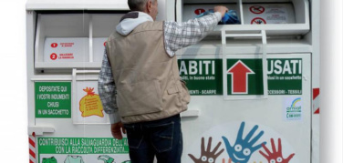 Torino, Circoscrizione IV: al via la campagna di sensibilizzazione sulla raccolta degli abiti usati