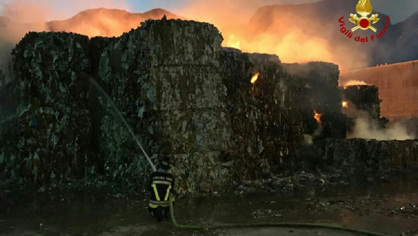 Immagine: Verona, bruciano carta riciclata e rifiuti. Due incendi in 24 ore