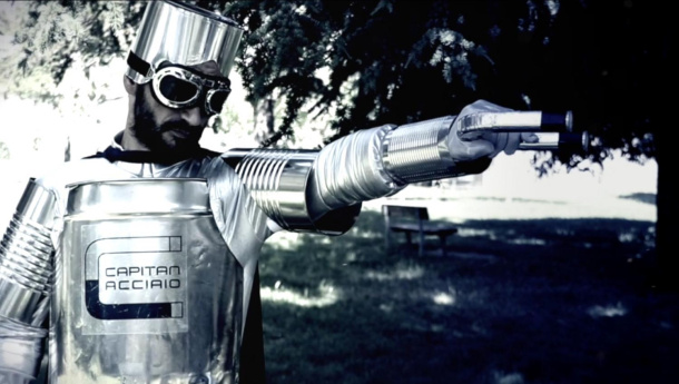 Immagine: Capitan Acciaio in viaggio per l'Italia per insegnare il valore della raccolta differenziata