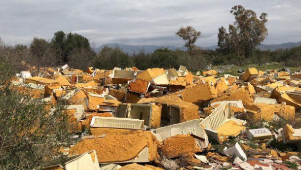 Immagine: Rifiuti Roma, l'inchiesta sui saccheggiatori delle isole ecologiche che coinvolge quadri Ama e grandi distributori di elttrodomestici