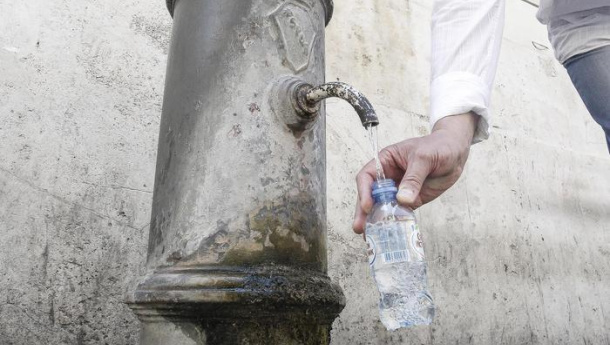 Immagine: Acqua di Roma, Raggi riapre i nasoni ma i Verdi la incalzano sulla gestione Acea