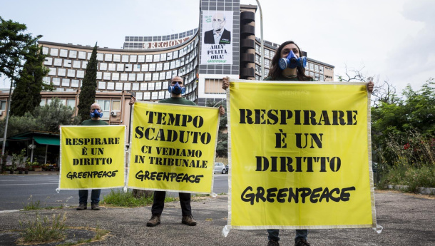 Immagine: Smog, Greenpeace in azione alla Regione Lazio: 'Chiediamo un immediato aggiornamento del piano sulla qualità dell'aria'