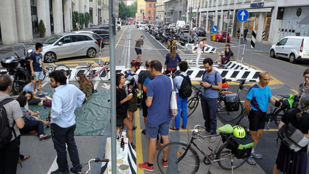 Immagine: Milano, flashmob di attivisti e ambientalisti contro il parcheggio di via Borgogna