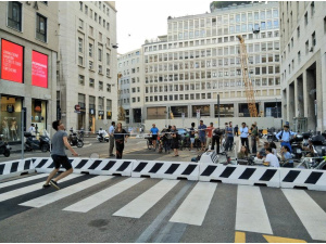 Milano, flashmob di attivisti e ambientalisti contro il parcheggio di via Borgogna
