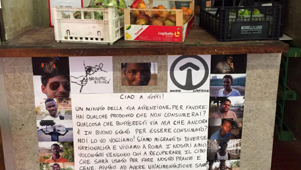 Immagine: Roma, Baobab Experience: al presidio di accoglienza per migranti il cibo donato dal mercato Trieste
