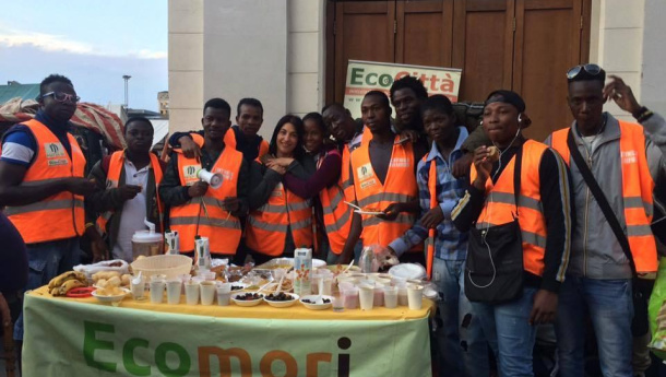 Immagine: Ecomori, chi sono i migranti che aiutano i poveri italiani