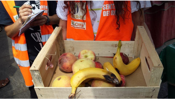 Immagine: Evitare gli sprechi di cibo: continuano le azioni di sensibilizzazione di Eco dalle Città a Porta Palazzo