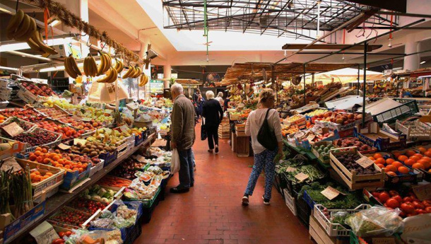 Immagine: Viaggio nel mercato “Trieste” di Roma che dona il cibo ai migranti, dove convivono commercio, solidarietà e tutela del bene comune