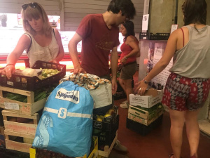 Viaggio nel mercato “Trieste” di Roma che dona il cibo ai migranti, dove convivono commercio, solidarietà e tutela del bene comune