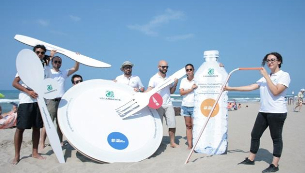 Immagine: #Usaegettanograzie, la nuova campagna di Goletta Verde per contrastare l’inquinamento da plastica