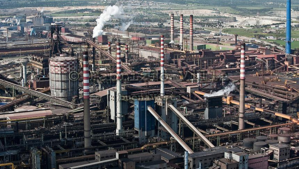 Immagine: Ilva, le novità di ArcelorMittal sul piano ambientale non soddisfano Di Maio ed Emiliano. E Per Peacelink sono un bluff