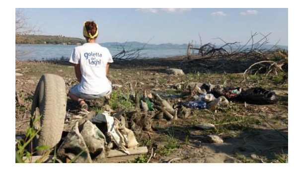 Immagine: La plastica regina indiscussa dei laghi italiani. Ecco i dati di Goletta dei Laghi
