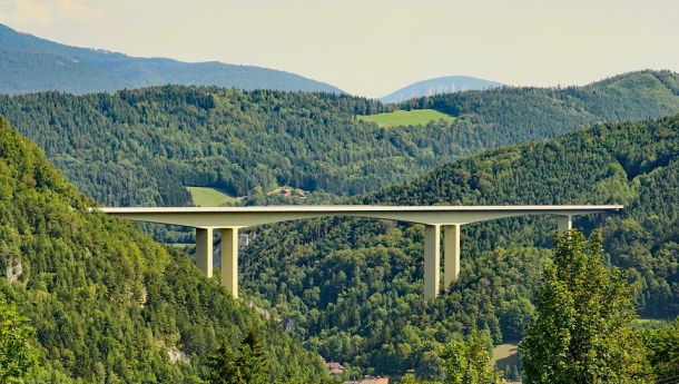 Immagine: 'Tanti saluti sia al ponte Morandi, da non ricostruire, che alla Gronda, da non realizzare'