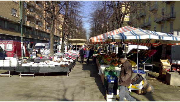 Immagine: Milano, la lotta ai sacchetti illegali passa anche dai mercati rionali