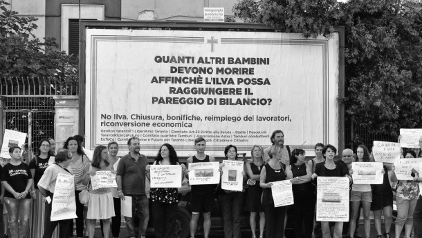 Immagine: Ilva, manifestazione contro l'accordo raggiunto: 'Condannati ad almeno altri 10 anni di inquinamento, malattia e morte'