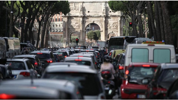 Immagine: Forum QualeMobilità: 'L'auto di proprietà non è più sinonimo di libertà di movimento'