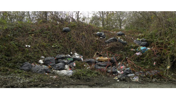 Immagine: Parchi urbani italiani, tre rifiuti ogni metro quadro. L'indagine di Legambiente