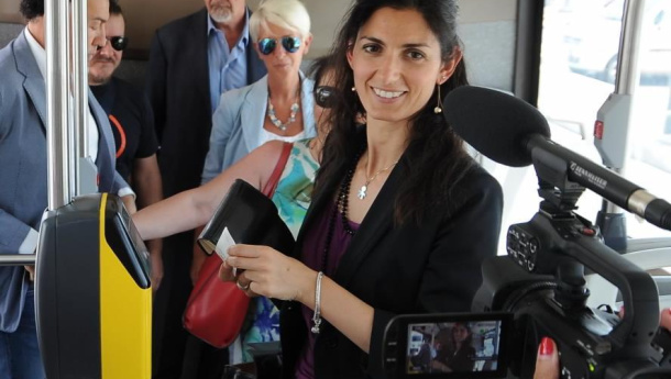 Immagine: Raggi, nuova proposta per Roma: 'Superare gli Ato e portare i rifiuti dove ci sono già gli impianti'