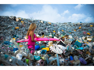 Città e Regioni Ue: 'Progettazione ecologica e responsabilità estesa del produttore, così si combatte l'inquinamento da plastica'